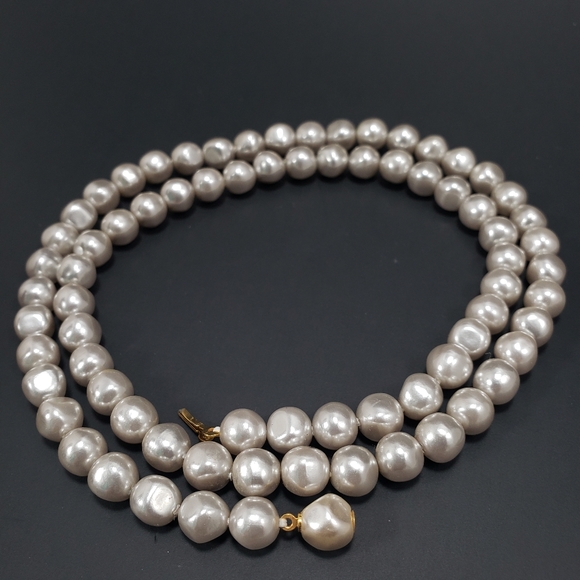 VINTAGE Silvery Faux Pearl Unique Necklace - Picture 5 of 5